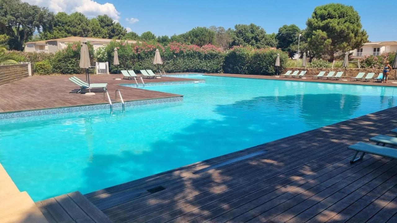 Fiori Di Cala Rossa: Beachfront With Pool Access Apartment Lecci