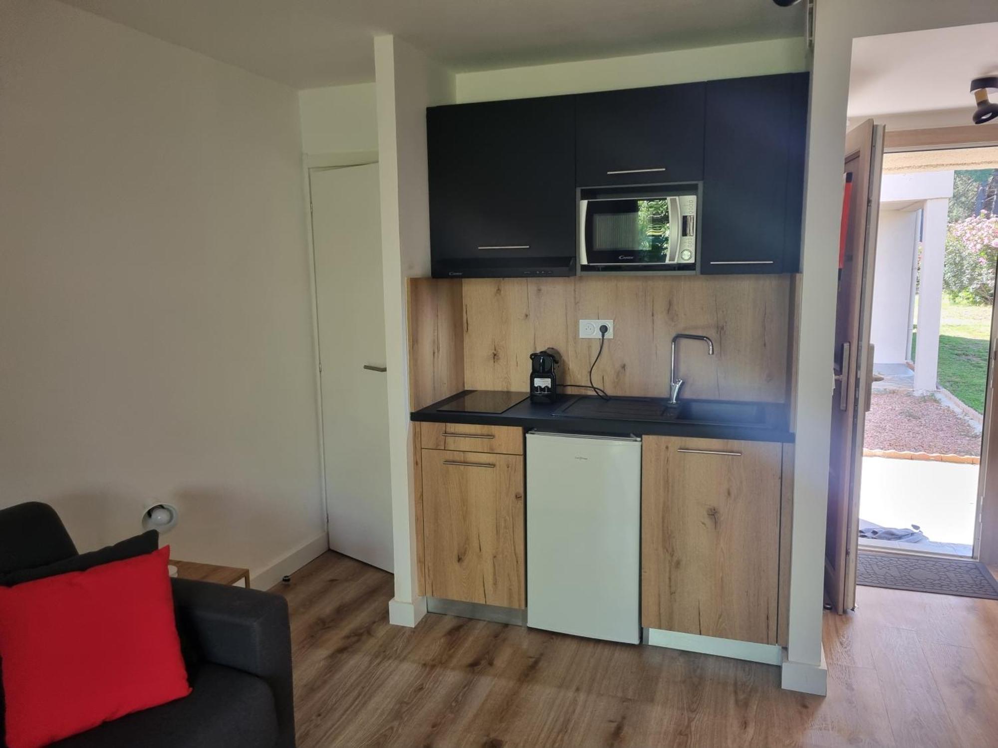 Apartment Fiori Di Cala Rossa: Beachfront With Pool Access *
