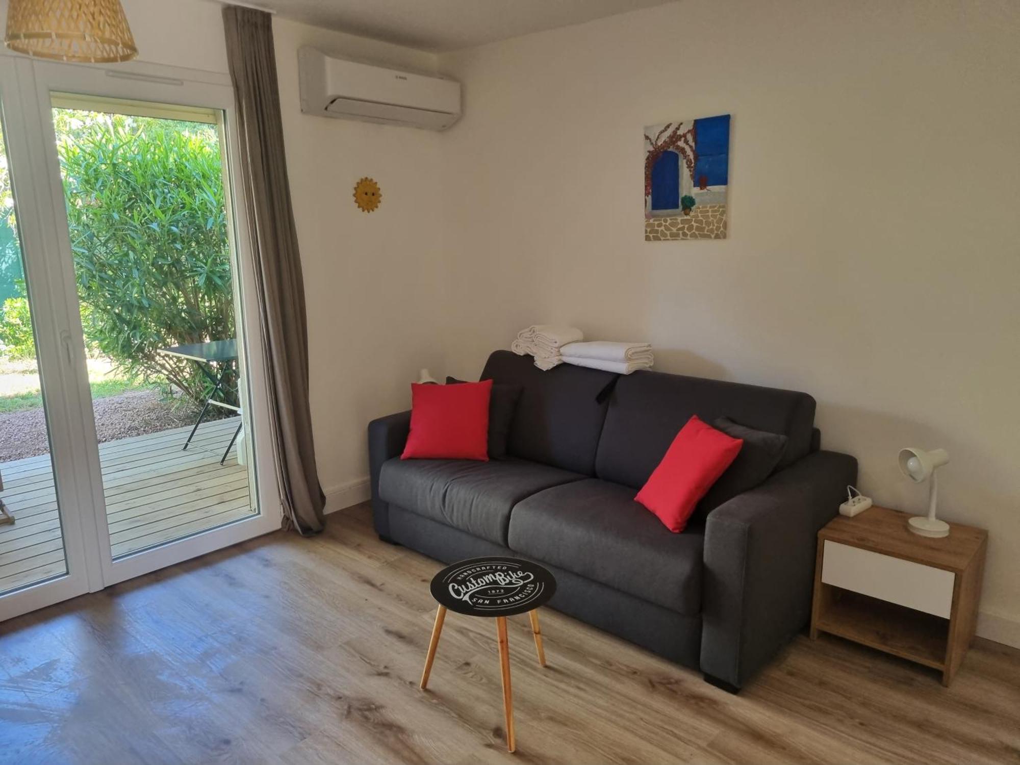 Fiori Di Cala Rossa: Beachfront With Pool Access Apartment *