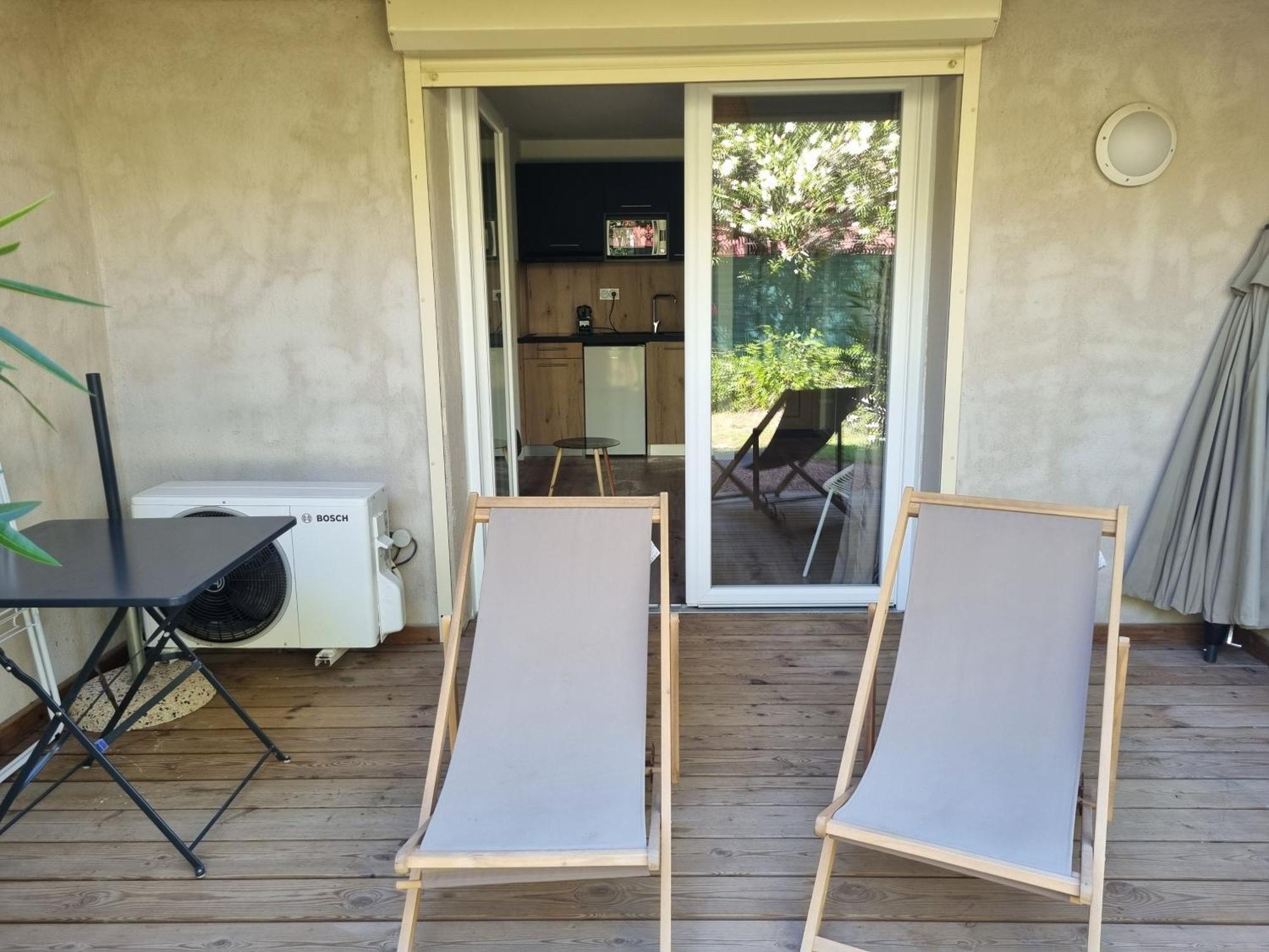 Apartment Fiori Di Cala Rossa: Beachfront With Pool Access Lecci